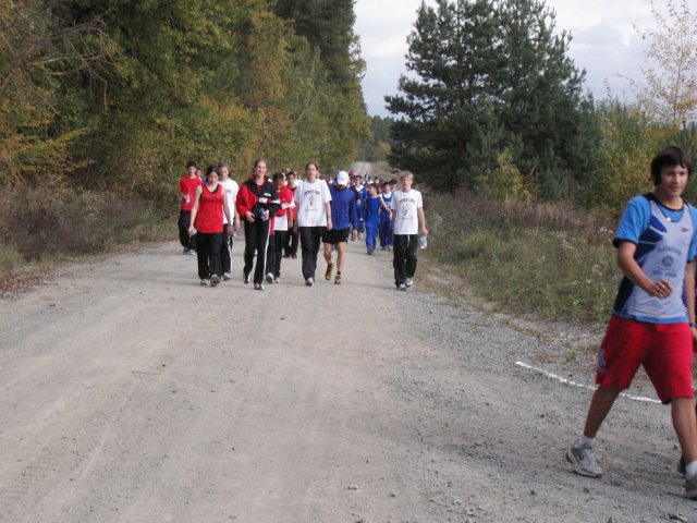 cc004  walking the course.jpg 86.5K